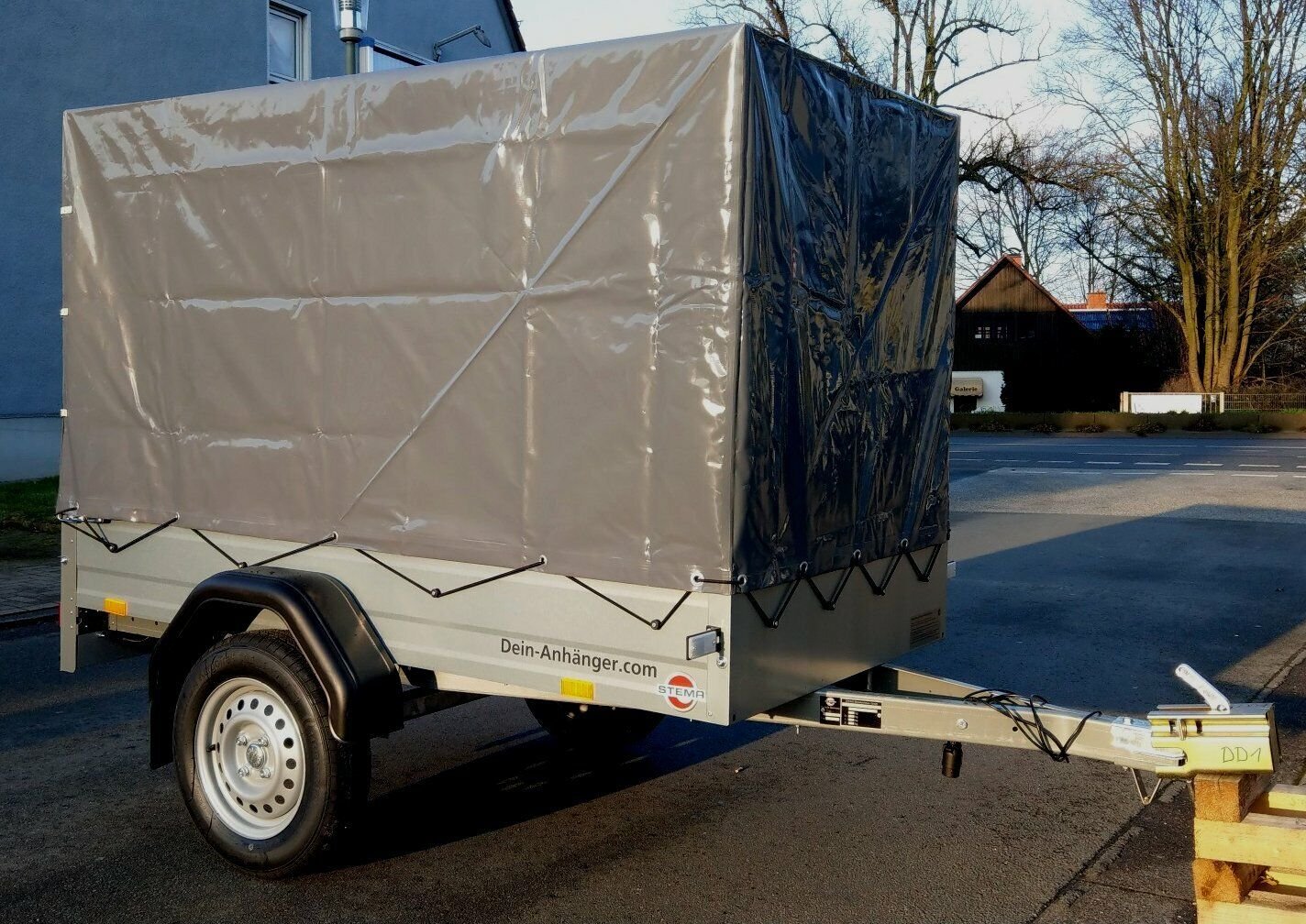 Stema PKW Anhänger Tieflader 750kg Hochplane blau Stützrad - Baumaschinen  Mosig